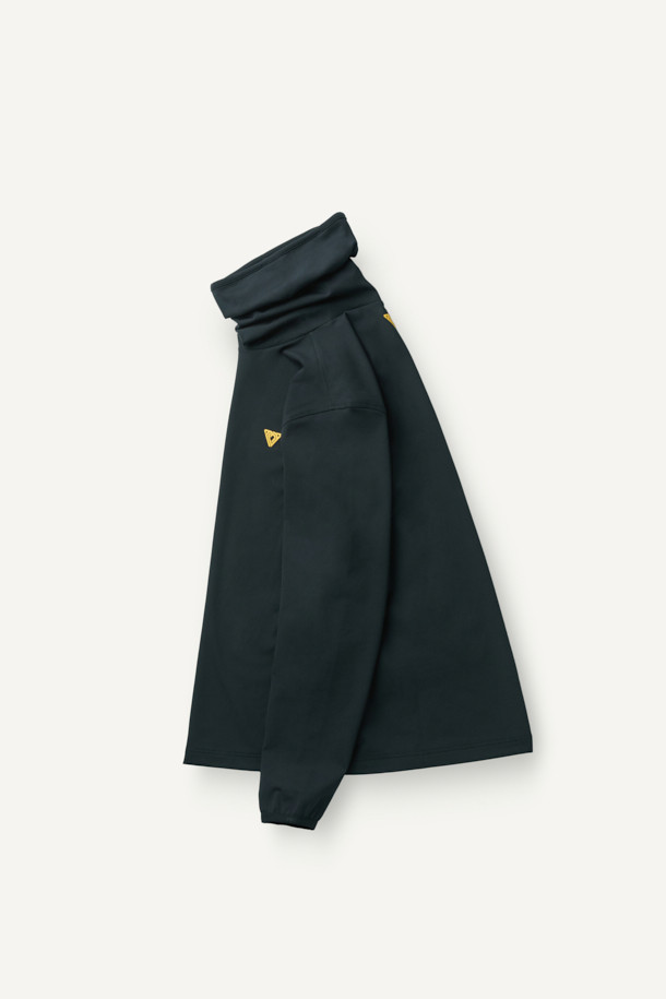 **윈터 기모 터틀넥 긴팔 티셔츠**는 겨울철 추위에도 따뜻함과 스타일을 동시에 잡을 수 있는 아이템입니다. 부드러운 기모 안감과 보온 기능을 갖춰 쌀쌀한 날씨에도 쾌적하게 착용 가능합니다. 데일리룩, 피트니스룩, 러닝룩 등 다양한 TPO에 활용할 수 있으며, 스포티, 미니멀, 캐주얼 스타일을 연출하기 좋습니다. 신축성이 우수한 폴리에스테르, 스판덱스 혼방 소재로 활동성을 높였으며, 손목 밴드 처리와 겨드랑이 액션 분량(거싯) 디테일로 편안한 착용감을 제공합니다. 블랙 색상에 무지 디자인으로 어떤 옷에도 쉽게 매치할 수 있으며, 귀걸이용 고리가 있어 편리합니다.
