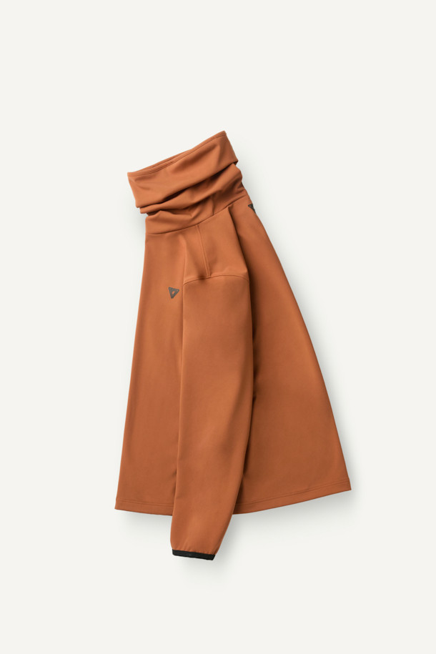 보온성과 활동성을 갖춘 윈터 기모 터틀넥 긴팔 티셔츠입니다. 부드러운 촉감의 폴리에스테르, 스판덱스 혼방 소재에 기모 안감을 더해 한겨울에도 따뜻하게 착용 가능합니다. 베이직 스타일의 무지 디자인으로 다양한 겨울 데일리룩과 스포츠 활동에 활용하기 좋습니다. 테크핏 핏과 긴소매, 터틀넥 디자인으로 보온성을 높였으며, 손목 밴드와 겨드랑이 액션 분량(거싯)으로 활동성을 더했습니다. 귀걸이용 고리 장착과 로고 전사가 돋보이는 미니멀, 캐주얼, 스포티 스타일의 티셔츠입니다.
