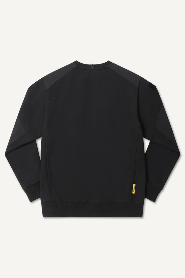 시그니처 스웻셔츠 V4는 워크 및 일상생활에서 활용하기 좋은 공용 스웻셔츠입니다. 봄, 가을, 겨울 계절에 적합하며, 스포티하고 베이직한 스타일을 연출합니다. 면, 폴리에스터, 나일론 혼방의 두꺼운 소재로 제작되어 부드러운 촉감과 흡습, 보온, 내구성을 갖췄습니다. 라운드넥에 컴포트핏의 레귤러 기장으로 제작되었으며, 가슴 자수 로고와 앞주머니 2개, 어깨/팔꿈치 보강, 벨크로 시스템, 뒷목 행거루프 등의 디테일이 돋보입니다. 출근룩이나 겨울 데일리룩으로 캐주얼하게 코디하기 좋습니다.
