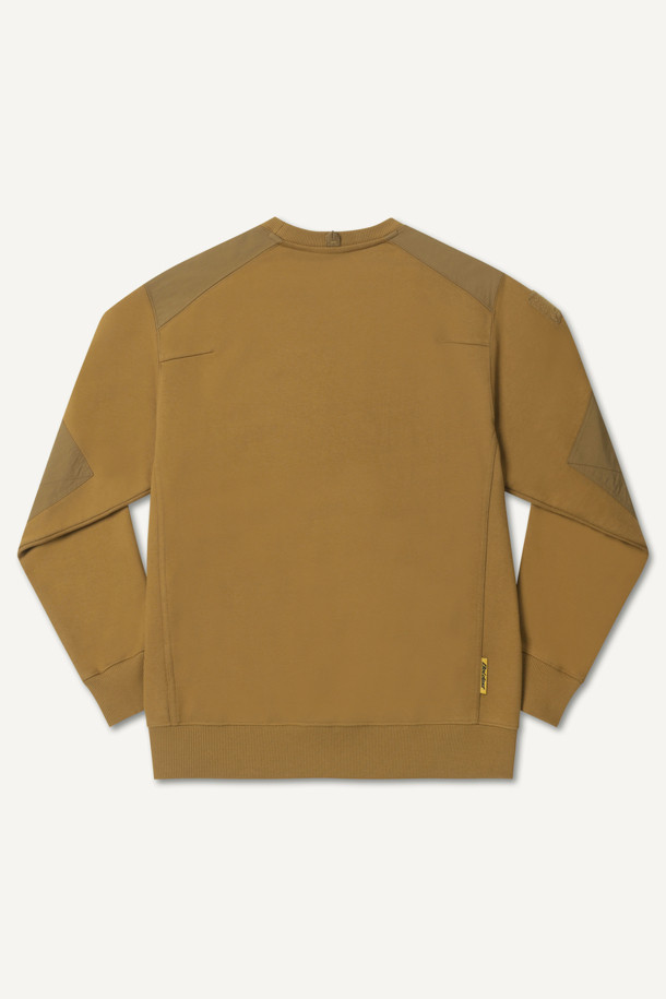 **시그니쳐 스웻셔츠 V4**는 베이직하고 스포티한 무드를 연출하는 공용 스웻셔츠입니다. 봄, 가을, 겨울에 착용하기 좋으며, 일상, 워크 활동에 적합합니다. 두꺼운 두께감의 면, 폴리에스테르, 나일론 혼방 소재로 제작되어 부드러운 촉감과 보온성, 내구성을 제공합니다. 콤포트핏 레귤러 기장의 라운드넥 긴 소매 디자인으로 벨크로 패치 부착, 앞주머니 2개, 어깨/팔꿈치 보강, 행거루프, 가슴 자수 등의 특징을 갖추었습니다. 겨울 데일리룩, 워크샵룩, 캠핑룩 등 다양한 스타일 연출에 활용하기 좋은 캐주얼, 미니멀, 스포티 스타일의 스웻셔츠입니다.
