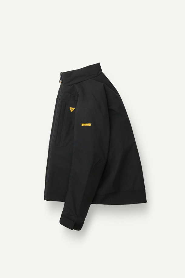 워크 경량 패딩은 캐주얼하고 스포티한 스타일의 겨울용 아우터입니다. 블랙 색상의 무지 디자인으로, 출근룩과 여행룩에 모두 활용하기 좋습니다. 나일론 소재로 제작되어 가볍고 부드러운 촉감을 선사하며, 두꺼운 두께감으로 뛰어난 보온성을 제공합니다. 생활 방수 기능과 투습 기능으로 쾌적함을 유지하며, 지퍼와 스냅으로 여밀 수 있습니다. 6개의 포켓과 스토퍼 디테일로 실용성을 더한 스탠다드핏 긴소매 패딩입니다.
