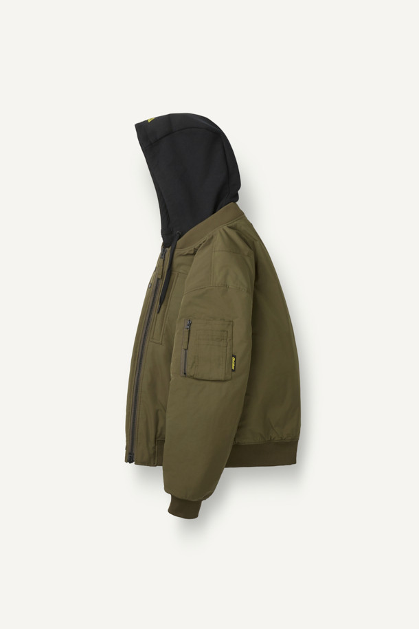 워크 MA-1 패딩 파카 V4는 일상과 워크웨어 스타일을 아우르는 남녀 공용 아우터입니다. 카키와 올리브 두 가지 색상으로 출시되었으며, 가을과 겨울에 따뜻하게 입을 수 있도록 두꺼운 두께감의 폴리에스테르 소재로 제작되었습니다. 컴포트핏으로 편안한 착용감을 제공하며, YKK 2WAY 지퍼, 13개 포켓, 후드 탈부착, 벨크로 시스템, 시보리 디테일, 아일렛 통기성 등 다양한 디테일이 돋보입니다. 생활방수, 방풍, 보온, 통기성 기능으로 실용성을 높였으며, 출근룩, 워크웨어, 스트리트, 미니멀 스타일을 즐겨 입는 분들께 추천합니다.
