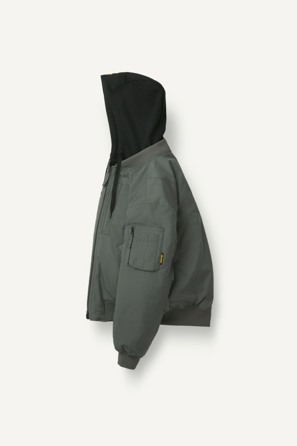 워크 MA-1 패딩 파카 V4는 일상과 워크웨어 스타일을 아우르는 남녀 공용 아우터입니다. 두꺼운 두께감의 폴리에스테르 소재에 안감은 패딩 처리하여 가을, 겨울철 뛰어난 보온성을 제공하며 일상적인 활동은 물론 출근룩으로도 활용 가능합니다. 밀리터리, 스포티 무드를 동시에 느낄 수 있으며, 무지 디자인에 후드 탈부착, YKK 2WAY 지퍼, 13개 포켓 시스템, 벨크로, 시보리, 아일렛 등 다양한 디테일이 돋보입니다. 생활 방수, 방풍 기능으로 외부 환경으로부터 보호하며, 컴포트핏 레귤러 기장으로 편안한 착용감을 선사합니다.
