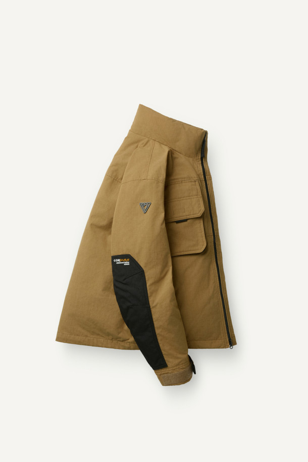 아라미드 쉴드 프리마로프트 워크 패딩 V2는 워크웨어와 일상, 스포티한 스타일을 아우르는 남녀 공용 겨울 아우터입니다. 베이지와 블랙 두 가지 색상으로 출시되었으며, 튼튼한 내구성과 보온성을 위해 아라미드, 코듀라, 프리마로프트 소재를 사용했습니다. 9개의 수납 포켓, D링 고리, 밑단 스트링 조절, 벨크로 시스템, 알루미늄 히팅 안감 등의 디테일이 돋보입니다. 발수 및 내열 기능으로 쾌적함을 더하며, 출근룩, 여행룩, 캠핑룩 등 다양한 TPO에 활용 가능합니다.
