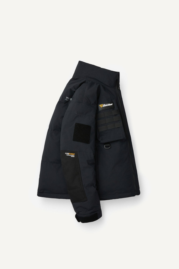 헤비듀티 퍼텍스 프리마로프트 워크 패딩 V3는 혹독한 겨울 날씨에도 끄떡없는 보온성을 제공하는 방한 패딩입니다. 방수, 투습, 보온, 발수, 경량 기능을 갖춘 프리마로프트 충전재와 튼튼한 퍼텍스, 코듀라 소재를 사용하여 제작되었습니다. 총 9개의 넉넉한 포켓과 겨드랑이 액션 분량, 몰리 시스템 적용으로 작업 시 편리함을 더합니다. 밀리터리, 스포티, 워크웨어 스타일을 아우르는 디자인으로 출근룩, 캠핑룩, 등산룩 등 다양한 TPO에 활용 가능합니다. 체열 반사 알루미늄 히팅 안감으로 보온성을 극대화하여 추운 겨울철에도 따뜻하게 활동할 수 있습니다.
