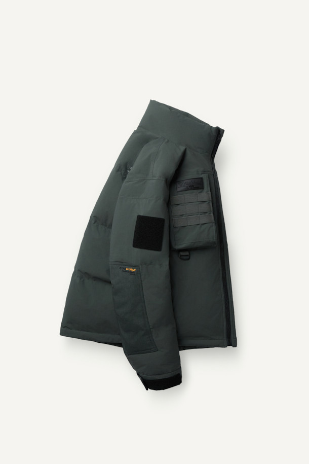 헤비듀티 퍼텍스 프리마로프트 워크 패딩 V3는 겨울철 워크웨어와 아웃도어 활동에 적합한 남성용 패딩입니다. 밀리터리 스타일의 무지 디자인으로, 그린 컬러를 제공합니다. 방수, 투습, 보온, 발수 기능을 갖춘 PERTEX® SHIELD 원단과 PRIMALOFT® SILVER 충전재를 사용하여 뛰어난 기능성을 자랑합니다. 팔꿈치 부분은 코듀라 1000D 원단으로 보강되었으며, 알루미늄 히팅 안감, 9개의 포켓, 몰리 시스템 적용으로 수납력과 활동성을 높였습니다. 스탠다드 핏에 지퍼형 여밈 방식으로 편안하게 착용 가능하며, 캠핑, 등산, 여행 등 다양한 TPO에 고프코어 및 워크웨어 스타일을 연출할 수 있습니다.
