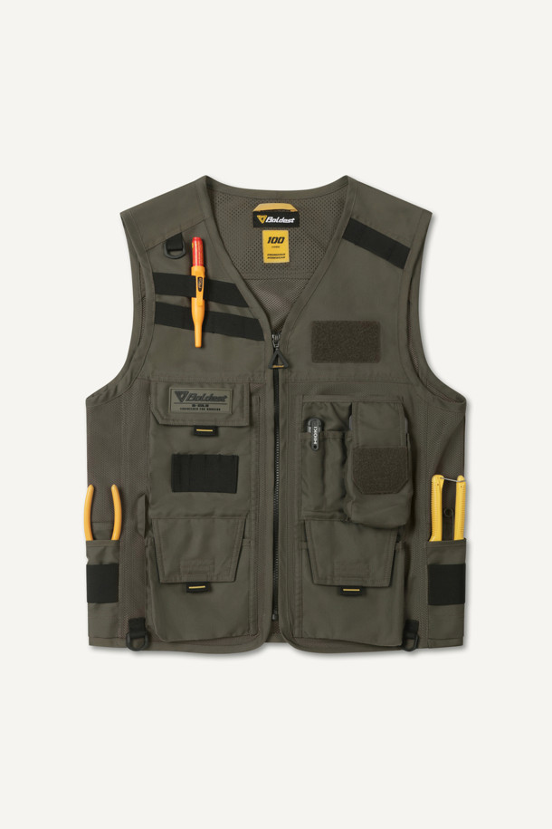 일렉트릭션 베스트는 작업용 또는 일상생활에서 활용 가능한 남성용 베스트입니다. 카키와 블랙 두 가지 색상으로 제공되며, 봄, 여름, 가을 계절에 착용하기 좋습니다. 워크웨어 스타일의 레귤러핏으로 디자인되었으며, 브이넥과 민소매 디자인이 특징입니다. 두꺼운 두께의 도비/메쉬 혼방 소재로 제작되어 뻣뻣한 촉감을 제공하며, 통기성과 수납 기능을 갖췄습니다. 총 12개의 포켓, YKK 스냅/지퍼, 다용도 몰리 시스템, D링 3개, 내구성 강화, 전기공 전용 디자인 등 다양한 특징을 갖춘 실용적인 아이템입니다.
