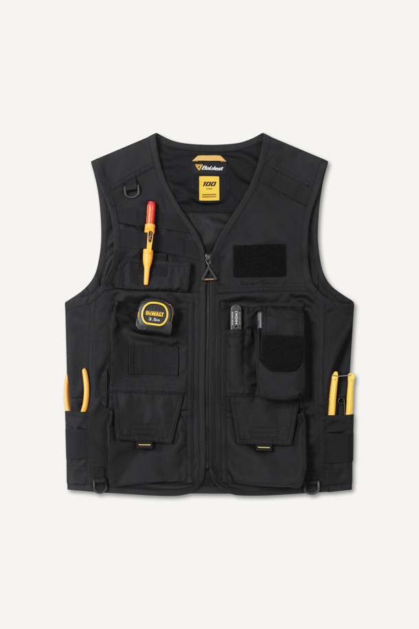 일렉트릭션 베스트는 남성용 워크웨어 스타일의 작업 조끼입니다. 두껍고 뻣뻣한 도비 및 메쉬 소재로 제작되었으며, 사계절 착용이 가능합니다. 총 12개의 포켓과 다용도 몰리 시스템, YKK 스냅/지퍼, D링 3개가 있어 뛰어난 수납력과 실용성을 제공합니다. 전기공 전용 디자인으로 제작되었으며, 브이넥, 레귤러핏, 민소매 디자인이 특징입니다. 출근룩과 워크샵룩, 캐주얼, 미니멀 스타일 연출에 적합하며, 내구성이 뛰어나 작업 환경에서 쾌적함과 편리함을 더합니다.
