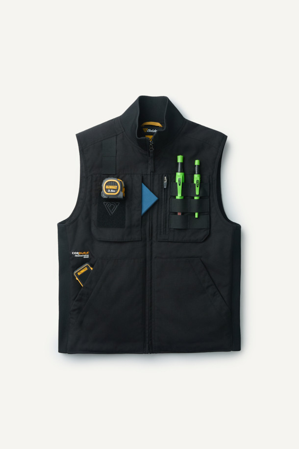 헤비듀티 패딩 베스트는 혹독한 겨울 날씨에도 끄떡없는 보온력을 제공하는 남녀 공용 아우터입니다. 블랙 컬러의 무지 디자인에, 스포티와 밀리터리 스타일을 결합하여 일상 및 아웃도어 활동에 모두 적합합니다. 튼튼한 코듀라와 나일론 소재를 사용하여 내구성과 내마모성을 높였으며, 두꺼운 두께감과 부드러운 촉감이 특징입니다. YKK 스냅/지퍼, 웨빙 테이프 디테일, 벨크로 포켓, 다중 포켓 구성, 고기능성 패딩 충전재 등이 적용되어 뛰어난 기능성을 자랑합니다. 스포티, 워크웨어, 미니멀 스타일을 추구하는 분들께 겨울 데일리룩과 캠핑룩에 완벽한 선택이 될 것입니다.
