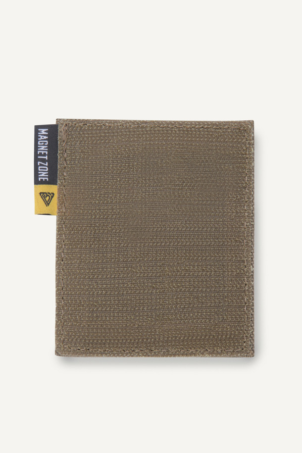 디테쳐블 마그네틱 벨크로 패널 (2구)는 1050D ATY 나일론 소재를 사용하여 내구성을 높인 패션 소품입니다. 미니멀한 스타일의 베이지 컬러로, 벨크로와 마그네틱 여밈 방식을 통해 탈부착 및 수납 기능을 제공합니다. 네오디뮴 자석 4개를 사용하여 강력한 고정력을 자랑하며, 중앙 부분이 구부러져 사용 편의성을 더했습니다. 일상 및 워킹 용도로, 동네 마실룩이나 캐주얼 스타일에 잘 어울리는 아이템입니다.
