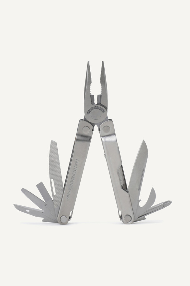 LEATHERMAN(레더맨) BOND 스테인리스 스틸은 캠핑, 아웃도어, 일상생활에서 다용도로 활용 가능한 멀티툴입니다. 420HC 스테인리스 스틸 소재로 제작되어 내구성이 뛰어나며, 실버 컬러의 세련된 디자인이 돋보입니다. 플라이어, 와이어 커터, 나이프, 드라이버 등 14가지 기능을 하나의 도구에 담아 휴대성을 높였으며, 176g의 가벼운 무게와 컴팩트한 접이식 디자인으로 휴대와 사용이 편리합니다. 포켓 클립이 부착 가능하며, 전용 파우치를 함께 제공하여 보관 및 이동이 용이합니다.
