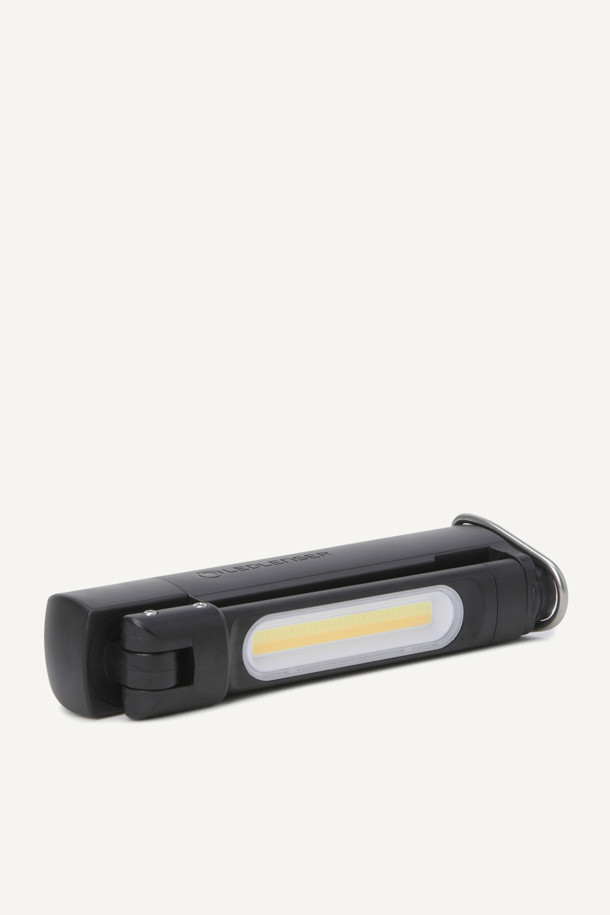 W7R Work (더블유세븐알 워크)는 캠핑 및 작업 시 유용한 다기능 LED 라이트입니다. 180도 접이식, 270도 회전이 가능하며, 마그네틱 부착과 후크 방식을 지원하여 다양한 환경에서 편리하게 사용할 수 있습니다. IP54 방수/방진 등급으로 제작되어 야외 활동에도 안심하고 사용할 수 있으며, UV 라이트 기능을 포함합니다. 2500mAh 배터리로 최대 5시간 사용 가능하며, USB-C 충전 방식을 지원합니다. 본체와 충전 케이블이 구성품으로 제공됩니다.
