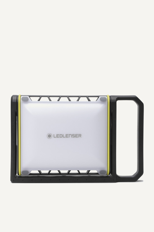 AF8R(에이 에프 에이트 알) 워크 라이트 기프트 박스는 캠핑이나 작업 시 유용한 작업등입니다. 최대 4000루멘의 밝기를 제공하며 5단계로 조절하여 필요에 맞는 밝기를 설정할 수 있습니다. IP67 등급의 방수/방진 기능을 갖춰 야외에서도 안심하고 사용할 수 있으며, 최대 14시간(Low Power) 사용 가능한 충전식 제품입니다. 알루미늄 소재로 제작되었으며, 블랙과 화이트 두 가지 색상으로 출시되었습니다. 본체, 충전 케이블, AC 전원 어댑터, 디퓨저 렌즈, 휴대용 케이스가 구성품으로 제공됩니다.
