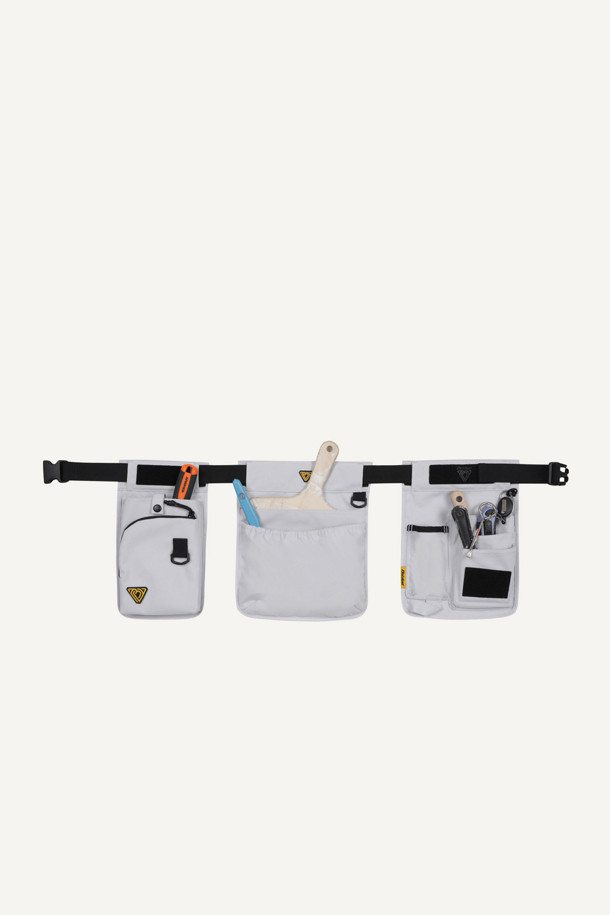 워크 페인터 벨트는 작업 시 편리함을 더하는 실용적인 아이템입니다. 튼튼한 나일론과 폴리에스테르 소재로 제작되어 내구성이 뛰어나며, 작업용, 페인팅, 미장 등 다양한 용도로 활용 가능합니다. 화이트와 블랙 두 가지 색상으로 출시되었으며, 수납, 탈부착, 커스터마이징 기능을 제공합니다. 대형 메인 파우치, 좌/우측 보조 파우치로 넉넉한 수납공간을 확보하고, D링, 벨크로, 와펜 디테일로 포인트를 더했습니다. 40mm 웨빙과 PU 코팅으로 고정력과 내구성을 강화하여 워크웨어, 고프코어, 캐주얼 스타일의 캠핑룩, 가을 나들이룩, 워크샵룩에 잘 어울립니다.
