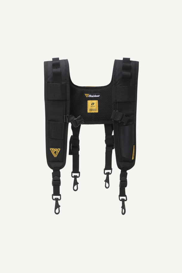 뉴 워크 E.D.C 서스펜더는 1050D 나일론사를 사용하여 내구성을 높였으며, 에어메쉬 안감으로 통기성을 확보하여 쾌적한 착용감을 제공합니다. 작업, 일상, 출근룩, 워크샵룩, 해외 출장룩 등 다양한 TPO에 적합하며 워크웨어, 미니멀, 캐주얼 스타일을 연출할 수 있습니다. E.D.C POCKET SYSTEM을 통해 수납 기능을 강화했으며, 툴벨트 호환이 가능합니다. 웨빙, 벨크로, 메쉬, 심볼 와펜 등의 디자인 디테일이 돋보이며, 스트레치 웨빙과 행거루프, 다양한 수납공간(웨빙 고리, 벨크로 여밈 걸이, 펜꽂이, 다용도 걸이)을 제공합니다.
