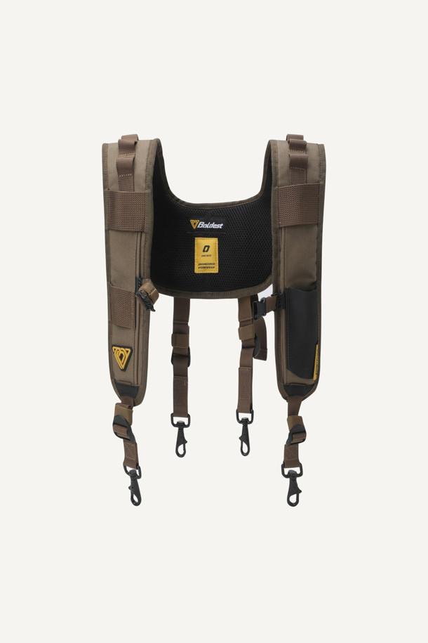 뉴 워크 E.D.C 서스펜더는 작업의 효율성을 높여주는 공구 수납 서스펜더입니다. 1050D 나일론 소재와 에어메쉬 안감으로 제작되어 통기성이 뛰어나며, 하중 분산 및 쿠셔닝 기능을 제공합니다. 브라운과 블랙 두 가지 색상으로 출시되었으며 웨빙, 벨크로, 심볼 와펜 등의 디자인 요소가 돋보입니다. 스트레치 웨빙, 다양한 수납공간, 툴벨트 호환 기능을 갖춰 워크웨어, 캐주얼, 미니멀 스타일을 즐겨 입는 분들께 적합합니다. 벨크로와 쌍올직 잠금 방식을 적용했으며, 웨빙고리, 벨크로 여밈걸이, 펜꽂이, 다용도걸이 등 실용적인 수납 기능을 제공합니다.
