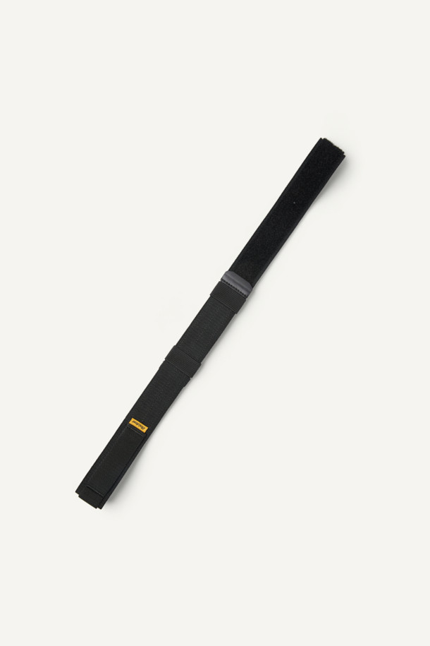 미케닉 벨크로 벨트 V2는 일상 및 워크웨어에 적합한 공용 벨트입니다. 블랙 컬러에 탄탄한 엘라스틱 밴드와 나일론, 엘라스틱 웨빙 소재를 사용하여 내구성을 높였습니다. 몰리 웨빙과 논버클 스타일로 활동성을 더했으며, 사이즈 조절 고리를 통해 편안한 착용감을 제공합니다. 벨크로형 여밈 방식과 심볼라벨, 레터링 라벨, 플라스틱 벨트 팁 디자인이 특징이며, 캐주얼, 미니멀, 워크웨어 스타일 모두에 잘 어울립니다. 스크래치 프리 기능으로 더욱 실용적인 제품입니다.
