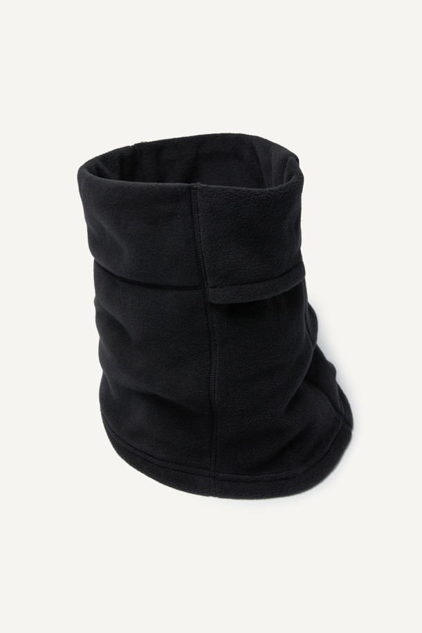 워크 폴라텍 브레서블 넥워머는 겨울철 보온성을 책임지는 필수템입니다. 폴라텍 200 시리즈 소재와 부드러운 플리스 소재를 사용하여 뛰어난 보온성과 부드러운 촉감을 선사합니다. 뒤쪽 사이즈 조절 기능과 E스트링, 스토퍼 여밈 방식으로 착용감을 높였으며, 안쪽에는 매쉬 소재를 덧대어 통기성을 더했습니다. 워킹, 일상, 등산, 캠핑 등 다양한 TPO와 캐주얼, 미니멀, 고프코어 스타일을 아우르는 활용도 높은 넥워머로, 무게는 약 100g입니다.
