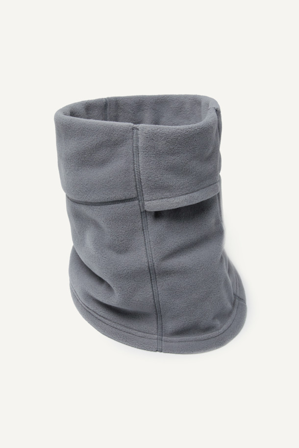 워크 폴라텍 브레서블 넥워머는 워킹, 일상, 등산, 캠핑룩 등 다양한 TPO에 활용 가능한 넥워머입니다. 부드러운 플리스 소재와 폴리에스테르 소재로 제작되어 겨울철 보온성을 높여줍니다. 그레이 컬러에 얼굴까지 덮을 수 있는 디자인으로, E스트링 사이즈 조절과 매쉬 안감을 통해 편안한 착용감을 제공합니다. Polartec 200 시리즈 소재를 사용하여 뛰어난 통기성을 자랑하며, 자수 로고와 스토퍼 디테일이 돋보이는 캐주얼, 고프코어, 미니멀 스타일의 넥워머입니다. 무게는 100g입니다.
