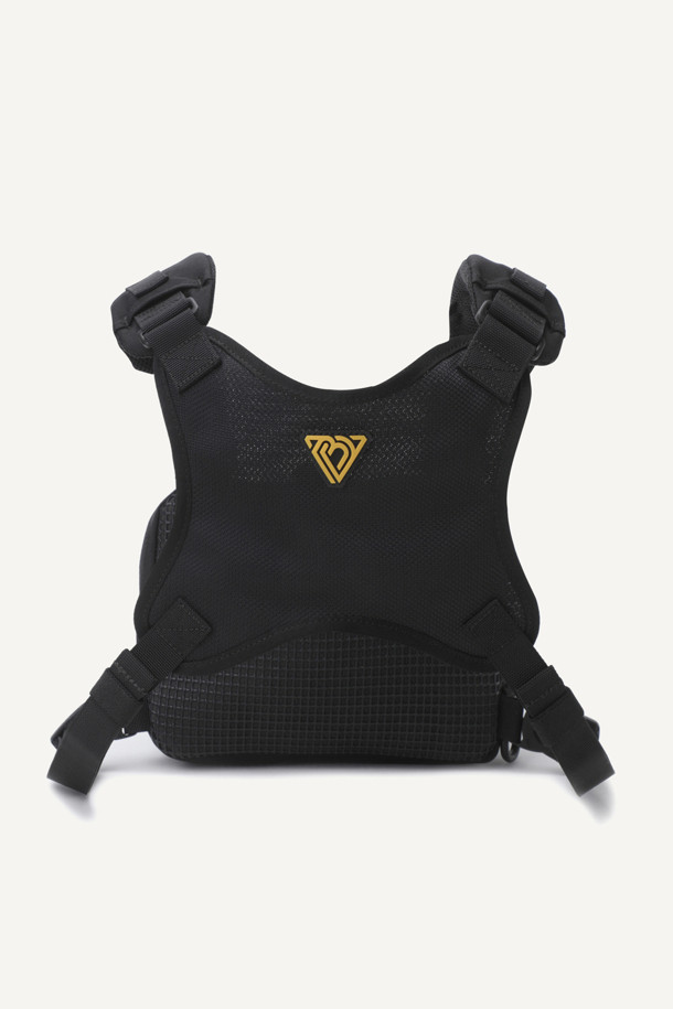 워크 체스트리그 V2는 1.5L 미디엄 사이즈의 블랙 색상 나일론 소재 체스트리그입니다. 메쉬 소재 등판과 회전형 스트랩 버클, 조절 가능한 어깨 패드로 편안한 착용감을 제공하며, 몰리 시스템과 다중 수납공간, 지퍼 및 벨크로형 잠금 방식으로 실용성을 더했습니다. 워크 및 일상 용도로 활용하기에 적합한 디자인과 기능을 갖춘 제품입니다.
