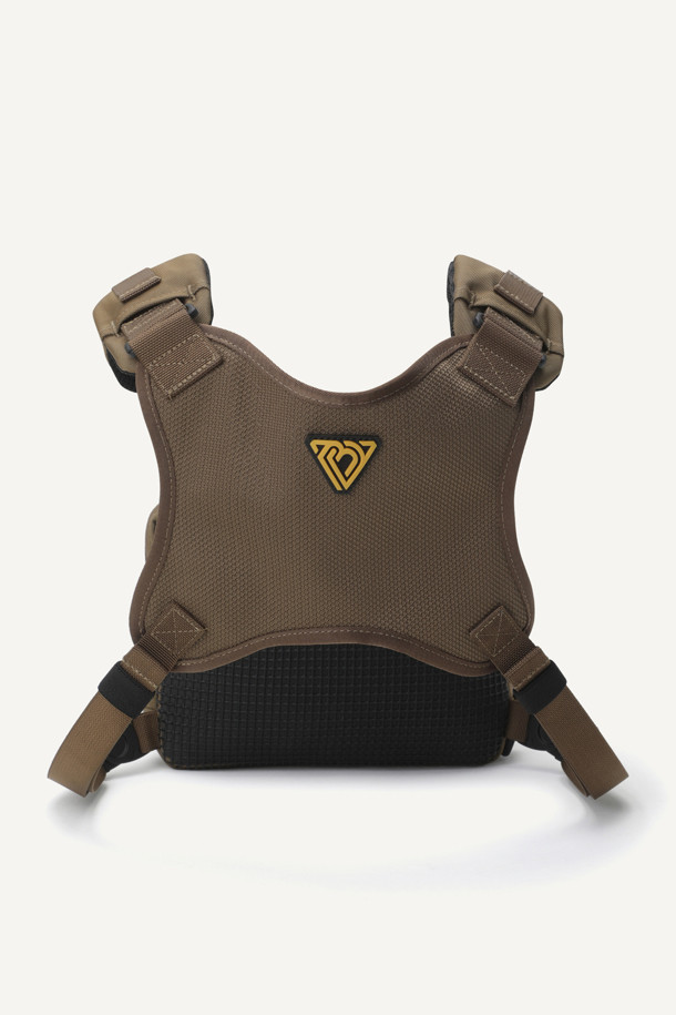 워크 체스트리그 V2는 1.5L 미디엄 사이즈의 브라운 컬러 체스트리그로, 1,260D 나일론 소재를 사용하여 내구성을 높였습니다. 몰리 시스템, 회전형 스트랩 버클, 메쉬 등판, 3개의 수납공간, 와펜 부착 가능 등 다양한 기능과 디자인을 갖춰 워크웨어 및 일상용으로 적합합니다. 어깨 패드 사이즈 조절이 가능하며, 지퍼형 및 벨크로형 잠금 방식으로 내용물을 안전하게 보관할 수 있습니다.
