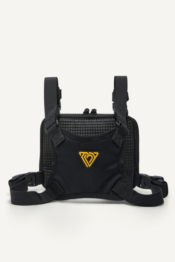 컴팩트 체스트 리그는 일상, 아웃도어, 워킹 활동에 적합한 가방입니다. 블랙 컬러의 나일론 소재로 제작되었으며, 컴팩트한 사이즈로 수납 기능을 제공합니다. 웨빙, 벨크로, 버클 등의 디자인 장식이 돋보이며, 몰리(MOLLE) 시스템, YKK 지퍼, 매쉬 그물망, 회전 버클, 고무 지퍼 손잡이, 스냅 단추 등 다양한 부자재를 사용하여 실용성을 높였습니다. 고프코어, 캐주얼, 스포티 스타일의 캠핑룩, 러닝룩에 매치하기 좋습니다.
