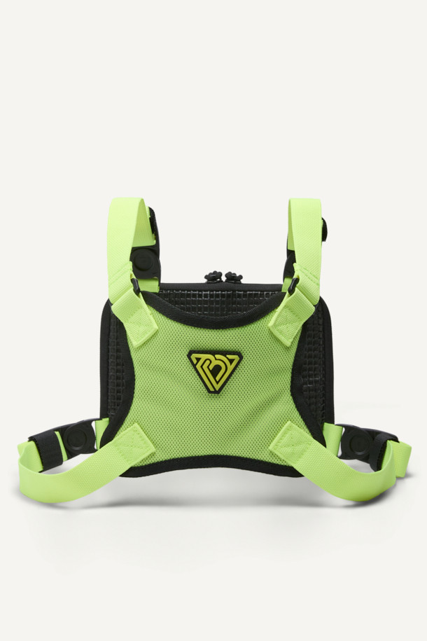 형광색과 블랙 컬러의 HI-VIS 컴팩트 체스트 리그입니다. 고강도 나일론 소재로 제작되었으며, 미디엄 사이즈로 작업, 아웃도어, 일상 등 다양한 용도로 활용 가능합니다. MOLLE 시스템, 메쉬 그물망, 재귀반사 테이프, 벨크로, 웨빙 디테일로 실용성과 디자인을 모두 갖췄습니다. YKK 지퍼와 고무 지퍼 손잡이, 스냅 단추를 사용하여 내구성을 높였으며, 360g의 가벼운 무게로 편안하게 착용할 수 있습니다. 고프코어, 워크웨어, 미니멀 스타일과 캠핑룩에 잘 어울립니다.
