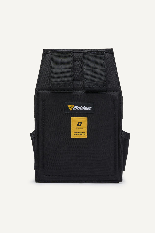 올터레인 툴 파우치 V3는 튼튼한 나일론 소재의 블랙 컬러 툴 파우치입니다. 미디엄 사이즈의 사각형 디자인으로, 웨빙, 와펜, 라벨 장식이 돋보입니다. MOLLE 시스템, 다수의 포켓, 마그네틱 및 벨크로 잠금 방식, 고강도 소재, 뛰어난 내구성을 갖춰 작업용 및 공구 수납에 최적화되었습니다. 워크웨어, 미니멀, 캐주얼 스타일을 즐기는 분들의 출근룩에 실용성을 더해줄 아이템입니다.
