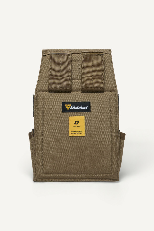 올터레인 툴 파우치 V3는 3L 용량의 미디엄 사이즈 툴 파우치입니다. 견고한 형태와 고강도 나일론 소재를 사용하여 내구성을 강화했으며, 카키와 올리브 두 가지 색상으로 제공됩니다. MOLLE 시스템, 다수 포켓, 마그네틱 및 벨크로 잠금 방식을 통해 수납 기능을 극대화했습니다. 웨빙, 와펜, 라벨 디자인 장식이 특징이며, 작업용 또는 일상, 출근룩, 캠핑룩, 워크웨어, 캐주얼, 미니멀 스타일 모두에 잘 어울립니다. 무게는 340g입니다.
