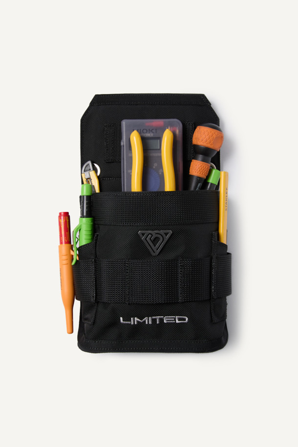 일렉트릭션 익스팬드 파우치는 작업과 일상 모두를 아우르는 다용도 파우치입니다. 튼튼한 코듀라와 하이파이론 소재를 사용하여 제작되었으며, 2L의 넉넉한 수납공간을 제공합니다. MOLLE 시스템, EVA 내장재, 그리고 모듈형 디자인을 통해 수납력과 실용성을 극대화했습니다. 벨크로 및 마그네틱 잠금 방식과 사각 형태의 디자인은 안정적인 수납을 돕습니다. 툴플레이어와의 콜라보레이션으로 탄생한 블랙 색상의 이 파우치는 워크웨어, 미니멀, 고프코어 스타일을 즐기는 분들께 출근룩, 비즈니스 캐주얼, 캠핑룩 등 다양한 TPO에 활용 가능합니다.
