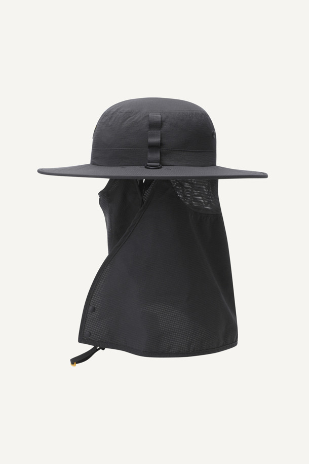 라이트워크 썬프로텍트 와이드 햇 V2는 아웃도어, 워킹, 일상생활에서 자외선을 차단하고 쾌적함을 유지하도록 설계된 모자입니다. 가볍고 통기성이 뛰어난 에어리도트 소재와 86mm의 넓은 챙으로 햇빛을 효과적으로 가려줍니다. 안면가리개, 목가리개, 턱끈이 있어 활동적인 움직임에도 모자를 안정적으로 착용할 수 있으며, 쿨맥스 땀받이, 메쉬 안감, 흡습속건 기능으로 쾌적함을 더했습니다. 제전 기능과 초발수 기능으로 쾌적함을 유지하며, 턱끈 조절 및 탈부착이 가능하여 사용자의 편의성을 높였습니다. 여행룩, 휴가룩, 산책룩 등 다양한 TPO에 캐주얼, 미니멀, 고프코어 스타일을 연출하기 좋습니다.
