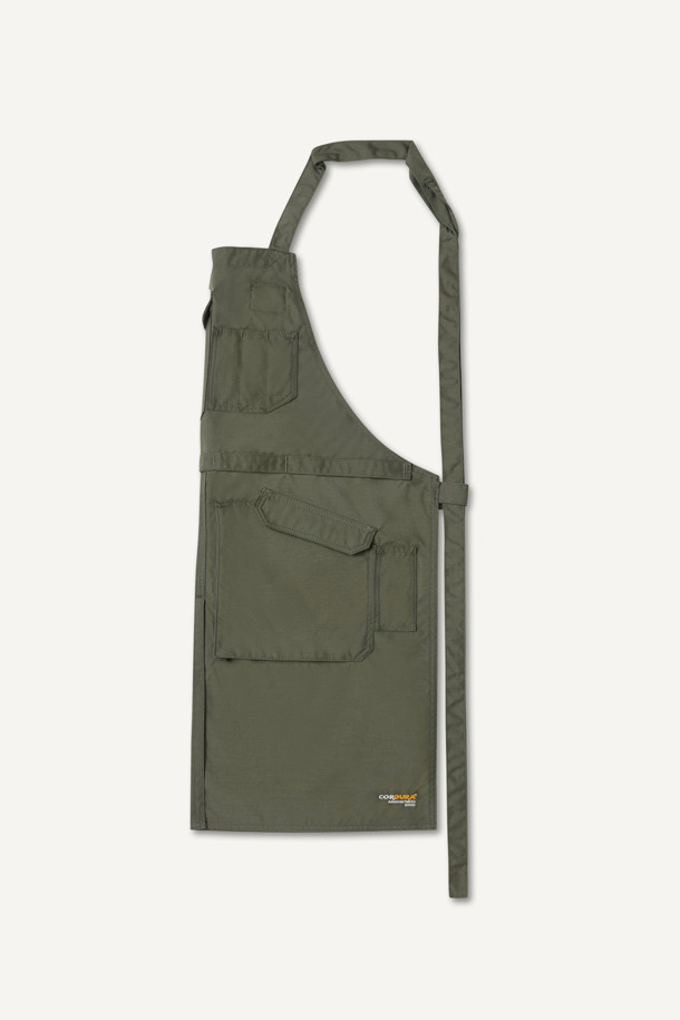 워크 툴 에이프런은 남녀 공용으로 제작되었으며, 카키와 올리브 두 가지 색상으로 만나볼 수 있습니다. 내구성이 뛰어나고 수납성이 뛰어난 워크웨어 에이프런으로, 나일론과 코듀라 소재를 사용하여 흡습, 속건, 내마모 기능까지 갖췄습니다. 가슴 포켓 4개, 하단 포켓 4개, 펜 포켓 등 넉넉한 수납공간을 제공하며, 벨크로, 몰리시스템, X자형 어깨끈으로 디자인에 포인트를 더했습니다.  길이 조절, 가랑이 트임, 패치 부착 가능 등 디테일한 기능성으로 워크샵룩, 캠핑룩, 가을 나들이룩, 워크웨어, 고프코어, 미니멀 스타일을 즐기는 분들께 적합합니다.
