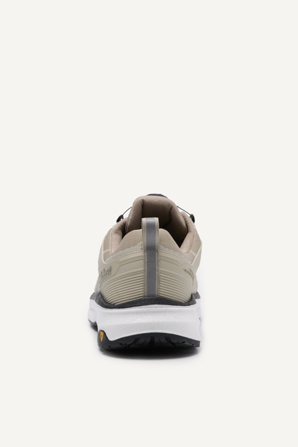 남성 작업용 산업용 안전화, VAPOR SHIELD 441(베이퍼 쉴드 441)입니다. 미니멀하고 워크웨어 스타일의 베이지 컬러로, 출근룩에도 잘 어울립니다. 아라미드 토캡, 메쉬, PU, E-TPU, 러버 소재를 사용하여 내구성과 통기성을 높였으며, EVA 안감으로 편안함을 더했습니다. BOA 시스템으로 편리하게 신고 벗을 수 있으며, 정전기 방지, 미끄럼 방지 기능과 KCs 인증을 획득하여 안전성을 확보했습니다. 충격 흡수, 통기성, 정전기 방지, 미끄럼 방지 등 다양한 기능을 갖춘 사계절용 안전화입니다.
