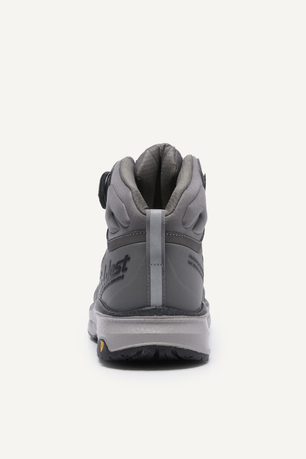 VAPOR SHIELD 541 (베이퍼 쉴드 541) 안전화는 남성 작업자를 위해 디자인된 미드컷 스타일의 안전화입니다. 그레이 컬러의 무지 디자인으로, 작업복과 함께 미니멀하거나 워크웨어 스타일의 출근룩을 연출하기 좋습니다. 메쉬, PU, E-TPU, 러버 소재를 사용하여 통기성과 내구성을 높였으며, 아라미드 토캡과 KCs 인증을 받아 안전성을 확보했습니다. BOA Fit System (보아 핏 시스템)을 적용하여 편안한 착용감을 제공하며, EVA 안감과 쿠션성, 반발탄성, 미끄럼방지 기능으로 작업 시 충격 흡수와 경량성을 경험할 수 있습니다.
