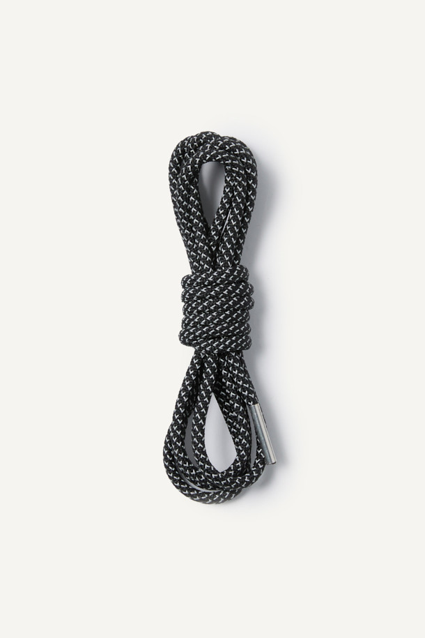 밤길 안전을 위한 필수 아이템, 리플렉티브 슈레이스입니다. 3M 리플렉티브 기능을 갖춘 나일론 소재로 제작되어 어두운 곳에서도 뛰어난 반사 효과를 제공합니다. M사이즈(135cm)는 6~7홀 워크슈즈에, L사이즈(160cm)는 7홀 이상의 워크부츠에 적합하며, 메탈릭팁 마감으로 세련된 디자인을 더했습니다. 캐주얼, 미니멀, 워크웨어 스타일의 의상에 매치하여 동네 마실룩, 산책룩, 출근룩 등 다양한 TPO에 활용할 수 있습니다. 블랙 컬러의 무지 디자인으로 어떤 신발에도 잘 어울립니다.
