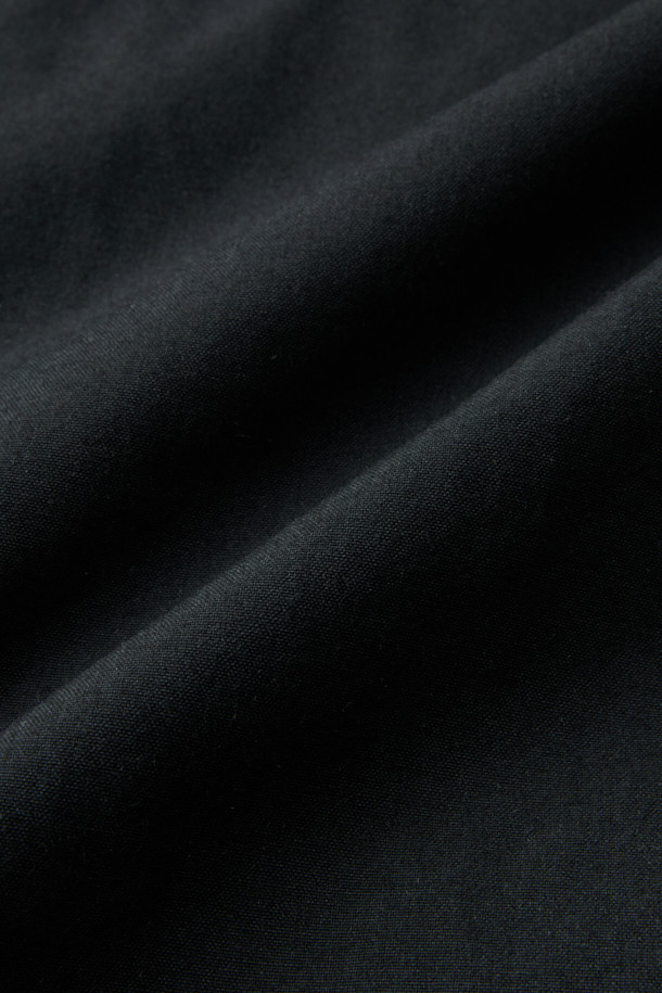 아라미드 쉴드 프리마로프트 워크 패딩 V2는 남성용 겨울 패딩으로, 워크웨어 및 작업복으로 활용하기 좋습니다. 밀리터리 스타일과 스포티한 무드를 동시에 느낄 수 있으며, 무지 패턴의 블랙 컬러로 디자인되었습니다. 뛰어난 보온성과 내구성을 자랑하며, 발수 및 제전 기능을 갖춰 기능성을 높였습니다. PRIMALOFT® SILVER 충전재, 알루미늄 히팅 안감, 9개의 포켓 시스템, D링 고리, 밑단 스트링 조절, 벨크로 시스템 등 다양한 디테일이 돋보입니다. 출근룩, 캠핑룩, 등산룩 등 다양한 TPO에 스포티, 워크웨어, 미니멀 스타일로 활용 가능합니다.
