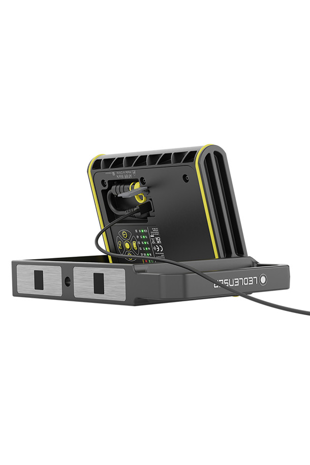 AF8R(에이 에프 에이트 알) 워크 라이트 기프트 박스는 캠핑이나 작업 시 유용한 작업등입니다. 최대 4000루멘의 밝기를 제공하며 5단계로 조절하여 필요에 맞는 밝기를 설정할 수 있습니다. IP67 등급의 방수/방진 기능을 갖춰 야외에서도 안심하고 사용할 수 있으며, 최대 14시간(Low Power) 사용 가능한 충전식 제품입니다. 알루미늄 소재로 제작되었으며, 블랙과 화이트 두 가지 색상으로 출시되었습니다. 본체, 충전 케이블, AC 전원 어댑터, 디퓨저 렌즈, 휴대용 케이스가 구성품으로 제공됩니다.
