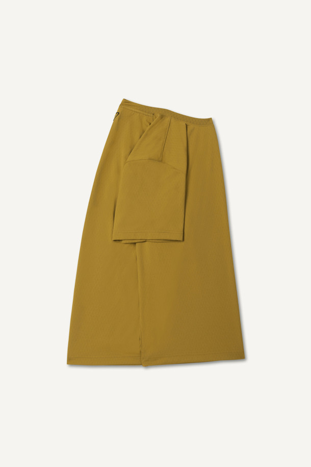 **PP 반팔 베이스레이어**

스포츠 및 운동 시 최적의 퍼포먼스를 지원하는 PP 반팔 베이스레이어입니다. 폴리프로필렌과 폴리에스터 혼방 소재로 제작되어 흡습속건, 보온성, 경량성을 제공합니다. 테크핏 핏과 라운드넥 디자인으로 활동성을 높였으며, 얇은 두께감으로 편안한 착용감을 선사합니다. 머스타드 컬러에 볼디스트 심볼 라벨과 로고 라벨이 포인트로 디자인되었습니다. 피트니스룩, 러닝룩, 요가/필라테스룩 등 다양한 스포츠 활동에 활용하기 좋은 스포티한 스타일의 반팔 베이스레이어입니다.
