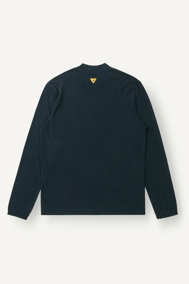 워크 긴팔 모크넥 베이스레이어 V2는 혹독한 겨울 추위 속에서도 쾌적함을 유지하도록 설계된 남녀 공용 작업용 긴팔 티셔츠입니다. 보온성이 뛰어난 기모 안감과 내구성이 강한 나일론 소재를 사용하여, 활동적인 작업 환경에서도 든든하게 몸을 보호합니다. 스포티한 스타일의 테크핏으로 제작되었으며, 밑단 들뜸 방지 및 이물질 차단 기능을 통해 편안함과 실용성을 높였습니다. 모크넥 디자인은 목을 따뜻하게 감싸주며, 겨드랑이 활동 패턴으로 활동성을 극대화했습니다. 블랙 색상으로 어떤 워크웨어, 데일리룩에도 미니멀하게 잘 어울립니다.
