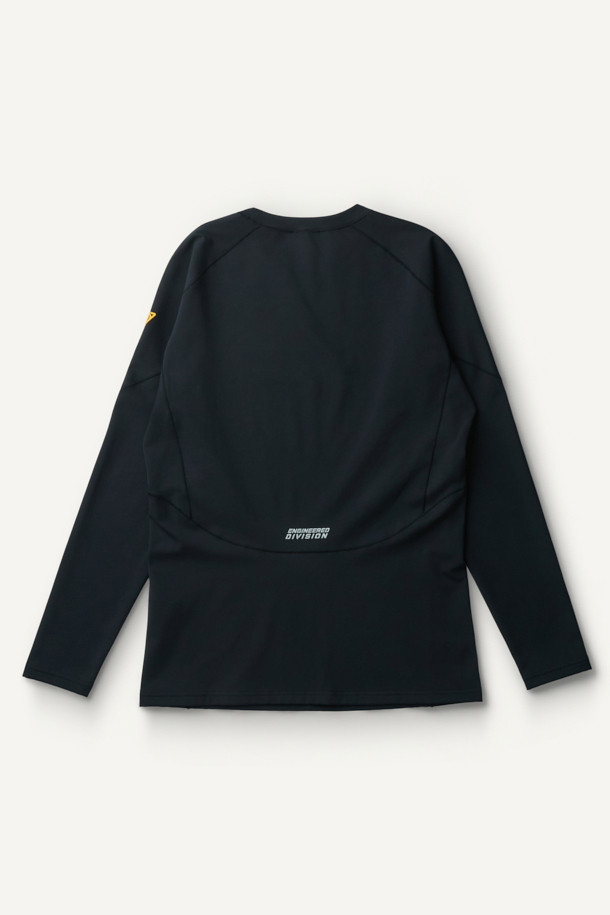 윈터 베이스레이어 상의는 스포츠 및 피트니스 활동에 적합한 남녀 공용 의류입니다. 부드러운 촉감의 폴리에스테르와 스판덱스 혼방 소재로 제작되어 뛰어난 보온성과 신축성, 내구성을 제공합니다. 두꺼운 두께감과 브러시 안감으로 겨울철에도 따뜻하게 착용 가능하며, 메로스티치 봉제와 ENGINEERED DIVISION 인체공학 패턴으로 활동성을 높였습니다. 라운드넥 긴소매 디자인에 무지 블랙 컬러로, 테크핏 핏을 연출하여 스포티하고 미니멀한 스타일을 완성합니다. 피트니스룩, 러닝룩, 겨울 데일리룩 등 다양한 TPO에 활용하기 좋습니다.
