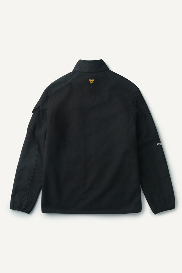 워크 시그니쳐 플리스 재킷 V3는 워크웨어와 일상 착용에 적합한 공용 플리스 재킷입니다. 부드러운 촉감의 플리스 소재와 두꺼운 두께감으로 가을, 겨울철 보온성을 제공하며, 스탠다드핏으로 편안한 착용감을 선사합니다. 블랙 컬러의 무지 디자인에 집업 및 스냅 여밈 방식을 적용하여 실용성을 높였습니다. 코듀라 500D 원단 덧댐, 허니콤 조직 본딩, YKK 스냅/지퍼, 총 6개의 포켓, 겨드랑이 액션분량, 목/소매 접밴드 등의 디테일로 내구성과 방수 기능을 더했습니다. 캐주얼, 스포티, 워크웨어 스타일을 아우르며 겨울 데일리룩, 산책룩, 워크샵룩에 활용하기 좋습니다.
