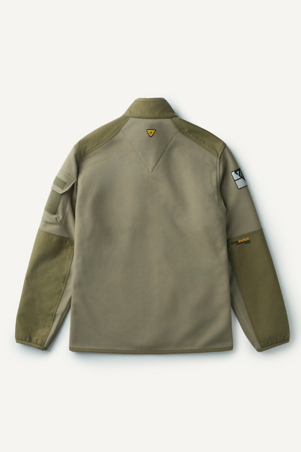 워크 시그니쳐 플리스 재킷 V3는 일상, 워크웨어, 아웃도어 활동에 적합한 플리스 재킷입니다. 카키와 올리브 두 가지 색상으로 출시되었으며, 가을과 겨울에 따뜻하게 착용할 수 있습니다. 부드러운 촉감의 허니콤 조직 본딩 플리스 소재를 사용하고, 내구성을 높이기 위해 코듀라 500D 원단을 덧대었습니다. 스탠다드핏으로 제작되었으며, YKK 스냅/지퍼와 총 6개의 포켓으로 실용성을 더했습니다. 가을 나들이룩, 캠핑룩, 겨울 데일리룩 등 다양한 스타일에 캐주얼, 스포티 무드로 연출하기 좋습니다.
