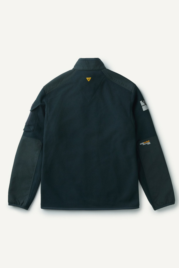 워크 시그니쳐 플리스 재킷 V3는 가을, 겨울 시즌에 따뜻하게 착용할 수 있는 플리스 재킷입니다. 일상, 워크웨어, 아웃도어 활동에 적합하며, 캐주얼, 스포티한 스타일을 연출할 수 있습니다. 부드러운 촉감의 플리스 소재와 내구성이 뛰어난 코듀라 500D 원단 덧댐으로 제작되었습니다. 허니콤 조직 본딩 플리스, YKK 스냅/지퍼, 총 6개의 포켓, 겨드랑이 액션 분량, 목/소매 접밴드 처리 등 다양한 기능성 디테일이 돋보입니다. 스탠다드핏의 블랙 컬러 무지 디자인으로, 겨울 데일리룩, 워크샵룩, 캠핑룩 등 다양한 TPO에 활용하기 좋습니다.
