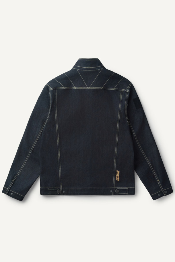 워크 PP 데님 재킷은 워크웨어, 캐주얼, 스트릿 스타일을 아우르는 공용 데님 재킷입니다. 인디고 컬러의 무지 디자인으로, 봄, 가을 계절에 적합하며 스탠다드핏으로 제작되었습니다. 속건 기능과 수납성을 갖춘 트러커 스타일의 재킷으로, 스냅 또는 지퍼로 여밀 수 있습니다. 펜 포켓, 금속 와펜, 벨크로 시스템, 배색 스티치 디테일이 돋보이며 가을 나들이룩에 완벽하게 어울립니다. 긴 소매 기장의 레귤러 기장으로, 데님과 폴리프로필렌 소재를 사용하여 편안함과 활동성을 동시에 제공합니다.
