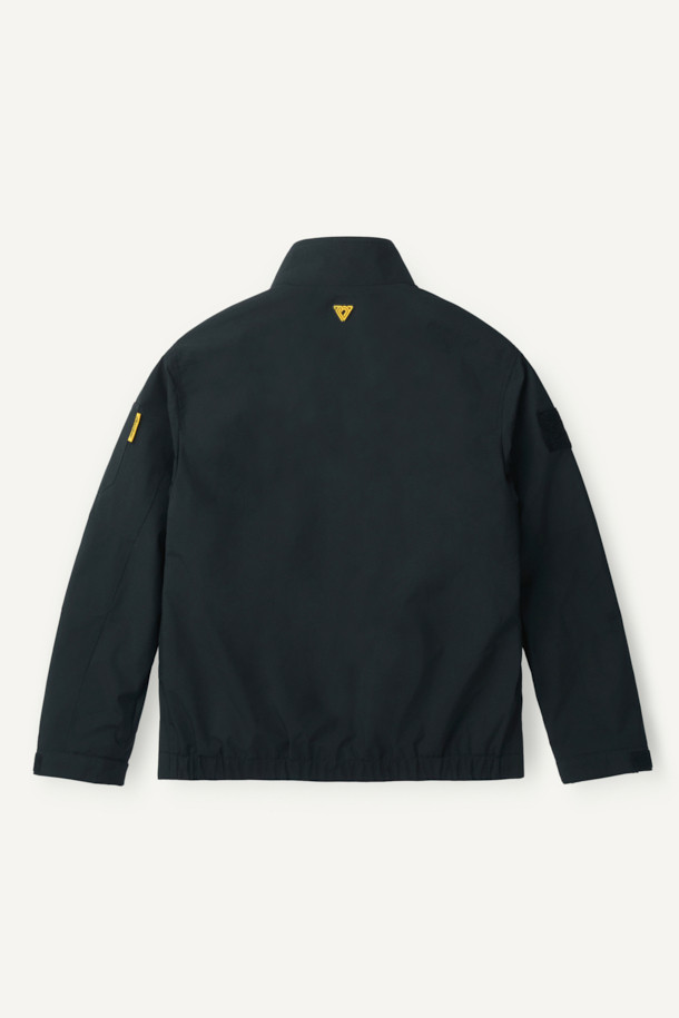 워크 3IN1 트랜스폼 재킷은 아웃도어 활동과 일상생활 모두에 적합한 남녀 공용 아우터입니다. 블랙 색상의 무지 디자인으로, 스포티하면서도 캐주얼한 스타일을 연출합니다. 봄, 가을에 적합하며, 2L 원단을 사용하여 방수, 방풍, 보온 기능을 갖췄습니다. 탈부착 가능한 내피와 총 10개의 포켓 시스템이 특징이며, 여행, 등산, 캠핑룩과 고프코어 스타일을 완성합니다. 부드러운 촉감의 두꺼운 두께감으로 편안한 착용감을 선사하는 레귤러핏 긴소매 집업 재킷입니다.
