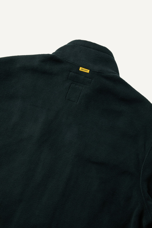 워크 미드레이어 폴라텍 플리스 재킷 V3는 일상, 작업 그리고 아웃도어 활동에 적합한 남녀 공용 플리스 재킷입니다. 뛰어난 보온성과 통기성을 제공하며, 흡습 및 속건 기능으로 쾌적한 착용감을 유지합니다. 부드러운 촉감의 폴라텍 플리스 소재와 9개의 포켓, 벨크로, D링 디테일은 스포티하면서도 캐주얼한 스타일을 완성합니다. 스탠다드 핏에 긴 소매, 집업 및 스냅 여밈 방식으로 편안한 착용감을 선사하며, 봄, 가을, 겨울 세 계절 모두 활용 가능합니다. 등산, 캠핑, 출근 등 다양한 TPO에 맞춰 미니멀하고 세련된 스타일을 연출해보세요.
