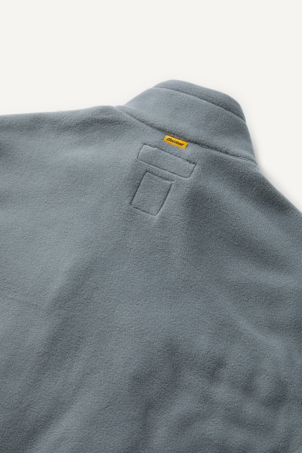 워크 미드레이어 폴라텍 플리스 재킷 V3는 일상, 작업 및 아웃도어 활동에 적합한 남녀 공용 플리스 재킷입니다. 부드러운 촉감의 폴라텍 소재와 나일론 소재를 혼방하여 보온성, 통기성, 속건 기능, 그리고 내구성을 갖췄습니다. 스탠다드핏의 레귤러 기장으로, 그레이 및 다크 그레이 색상으로 제공되며, 지퍼 및 스냅 여밈 방식에 총 9개의 포켓을 구성하여 실용성을 더했습니다. 마찰 부위 덧댐 처리, YKK 스냅/지퍼, 벨크로, D링 다용도 고리 등 다양한 디테일이 돋보이며, 등산룩, 캠핑룩, 출근룩 등 다양한 TPO에 캐주얼, 스포티, 워크웨어 스타일로 활용하기 좋습니다.
