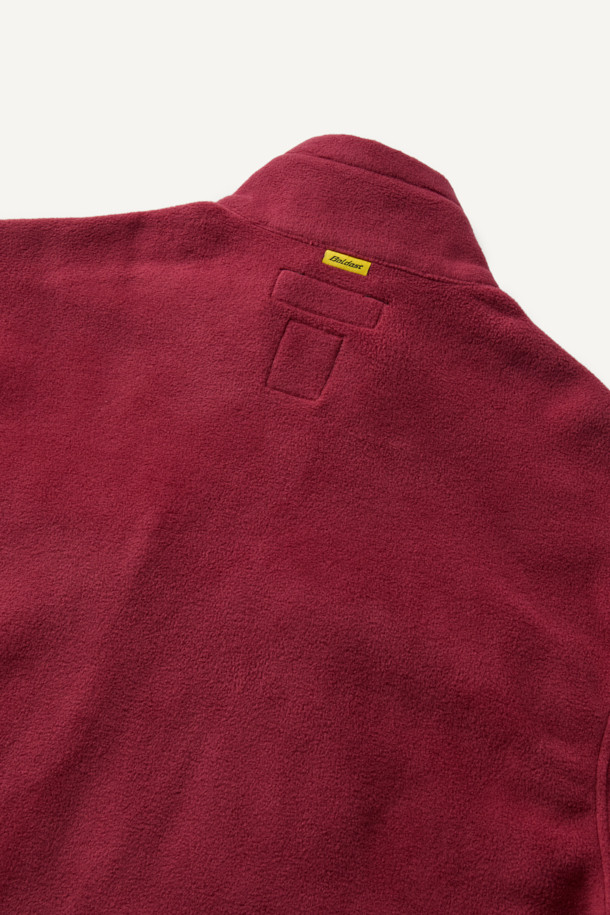 워크 미드레이어 폴라텍 플리스 재킷 V3는 일상, 작업, 아웃도어 활동에 적합한 남녀 공용 플리스 재킷입니다. 레드와 블랙 두 가지 색상으로 제공되며, 스탠다드핏으로 캐주얼하고 스포티한 스타일을 연출합니다. 폴라텍과 나일론 소재를 사용하여 두꺼우면서도 부드러운 촉감을 제공하며, 보온, 통기, 속건, 흡습 기능으로 쾌적함을 유지합니다. 총 9개의 포켓, 마찰 부위 덧댐, YKK 스냅/지퍼, 볼디스트 네임택 호환, D링 다용도 고리, 벨크로 소매 등 다양한 디테일로 실용성을 더했습니다. 캠핑룩, 등산룩, 고프코어 스타일을 완성해보세요.
