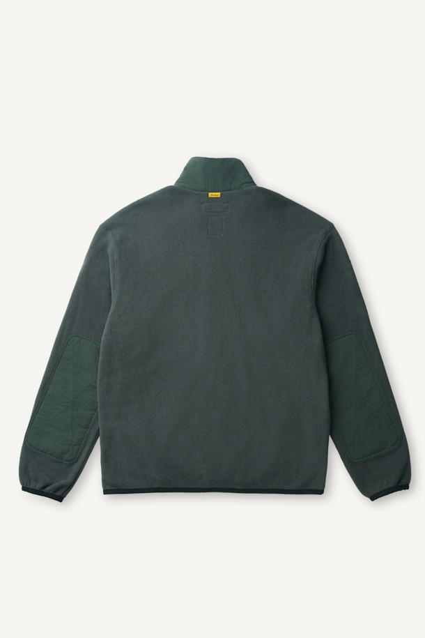 폴라텍 플리스 아노락 재킷은 가볍고 부드러운 착용감으로 일상과 아웃도어 활동 모두에 적합합니다. 간절기와 겨울철에 활용하기 좋은 얇은 두께의 컴포트핏 재킷이며, 그린 컬러의 무지 디자인으로 다양한 스타일 연출이 용이합니다. 하이넥 디자인과 가슴 상단 포켓, 왼쪽 소매 펜 포켓, 팔꿈치 덧댐 등의 디테일이 돋보입니다. 보온, 통기, 흡습, 속건 기능으로 쾌적함을 유지하며, 등산룩, 겨울 데일리룩, 캠핑룩 등 다양한 TPO에 활용하기 좋습니다. 스포티, 캐주얼, 고프코어 스타일을 즐기는 분들께 추천합니다.
