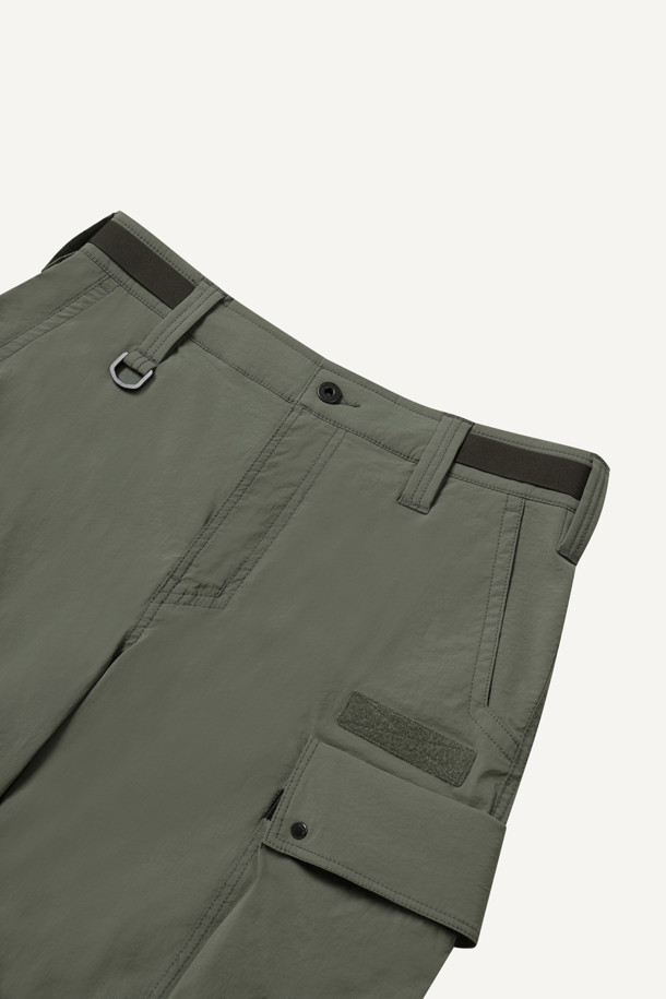 액티브 하프 팬츠 V2는 아웃도어 활동과 일상생활 모두에 적합한 공용 반바지입니다. 카키 색상으로, 여름철 시원하게 착용할 수 있도록 얇고 부드러운 나일론 스판덱스 혼방 소재를 사용했습니다. 흡습속건, 통기성, 신축성 기능을 갖춰 활동성을 높였으며, 컴포트핏으로 편안한 착용감을 제공합니다. 7개의 포켓과 YKK 지퍼, D링, 파우치 호환 기능으로 수납력을 강화했으며, 스트레치 우븐 에어리도트 소재 배색으로 디자인 포인트를 더했습니다. 여행, 휴가, 등산 등 다양한 TPO에 스포티, 캐주얼, 고프코어 스타일로 연출하기 좋습니다.
